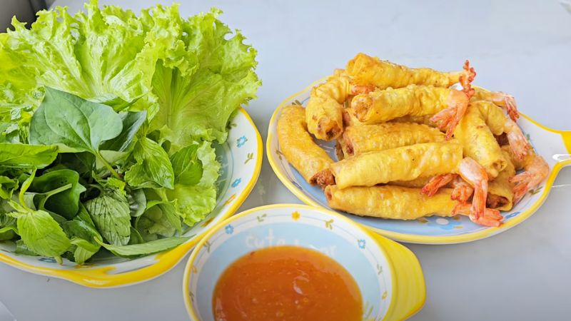 Trổ tài làm hoành thánh cuộn tôm chiên đẹp mắt, ngon miệng